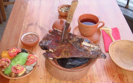 Restaurante Sonccollay: waktakanka (costillar asado de alpaca), ensalada are (palta, papas, chuño, pallares, maiz, camote), mate