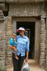 Preah Kahn Temple: guard  with child